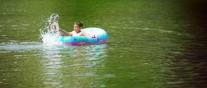 Schwimmer testen bei sommerlichen Temperaturen schon mal den Plötzensee.