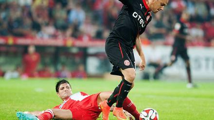 Hinten hui, vorne... Unions Mannschaft um Baris Özbek (unten) mangelt es an Ideen.