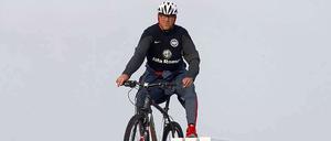 Kritischer Blick. Thomas Schaaf hat mit Eintracht Frankfurt bisher keine wirklich gute Vorbereitung erlebt.
