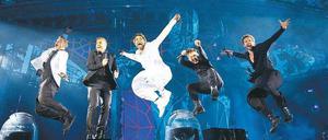 Ab durch die Decke. "Take That" - Robbie Williams, Gary Barlow, Howard Donald, Mark Owen, Jason Orange (von links) - in der Glanzzeit der Boygrop