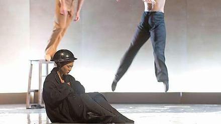 Bundesjugendballett-Mitglieder tanzen. 