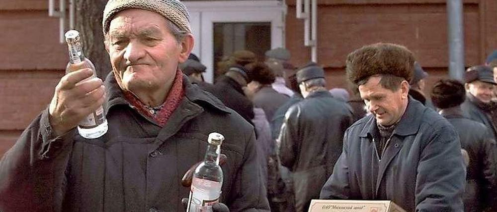 Hamstern, bevor der Wodka wieder teurer wird. Männer vorm Spirituosenladen einer Moskauer Schnapsfabrik.
