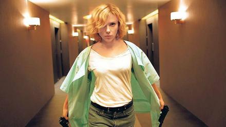 Bahn frei. Scarlett Johannsson als Lucy.