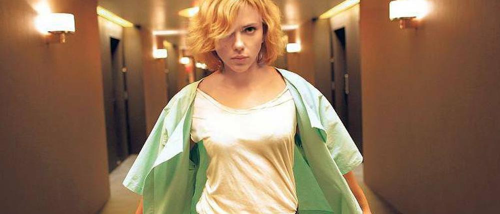 Bahn frei. Scarlett Johannsson als Lucy.