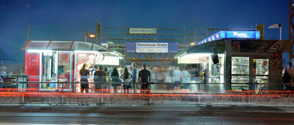 Auf der Warschauer Brücke rüsten die Imbissbuden mit Alkohol auf: Massen sind zu verköstigen. 