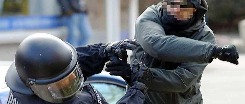 Auch Polizisten sind Gewalt ausgesetzt, nun beginnt ein Prozess gegen drei Demonstranten, die Polizisten mit einer Kugelbombe angegriffen haben sollen.
