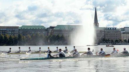Hamburg rudert. Die Binnenalster ist zwar nicht olympiatauglich, gibt aber immerhin schöne sportliche Bilder her.