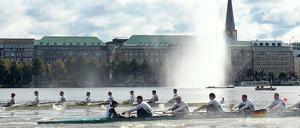 Hamburg rudert. Die Binnenalster ist zwar nicht olympiatauglich, gibt aber immerhin schöne sportliche Bilder her. 