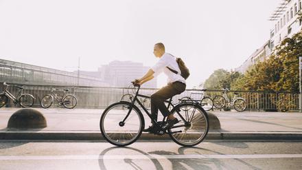 An einigen Stellen, wie hier an der Jannowitzbrücke, können sich Radfahrende in Berlin schon heute sicher bewegen. Der Senat will nachlegen.