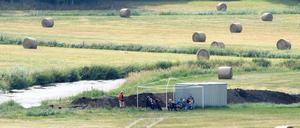 In einem Grabungscontainer am Flüsschen Tollense werden die archäologischen Funde untersucht.