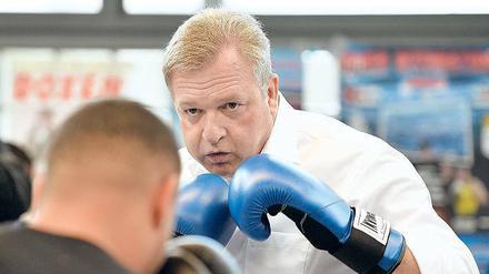 Volle Schlagkraft. Im Boxring hat sich Frank Henkel bei einem Termin mit Jugendlichen schon einmal bewähren müssen. Die Sportart ist übrigens auch olympisch. 