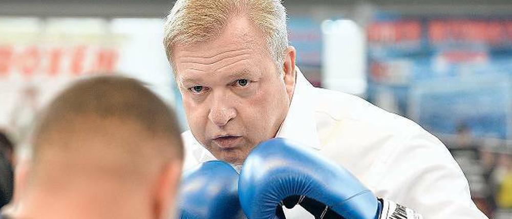 Volle Schlagkraft. Im Boxring hat sich Frank Henkel bei einem Termin mit Jugendlichen schon einmal bewähren müssen. Die Sportart ist übrigens auch olympisch.