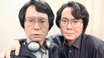 Nach Hiroshi Ishiguros Vision soll ein Roboter dem Menschen nicht bloß ähneln. Er soll sein Gleichnis werden. Hier posiert der Ingenieur mit seinem „Geminoid“. Unterscheidbar sind die zwei noch.
