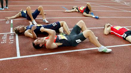 Wie erschlagen. Kai Kazmirek (vorne) nach dem 1500-Meter-Lauf.