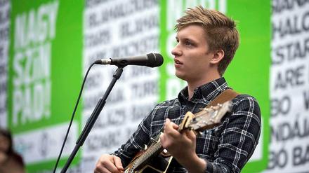 Sänger George Ezra auf der Bühne.