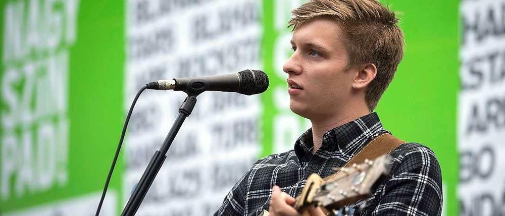 Sänger George Ezra auf der Bühne.