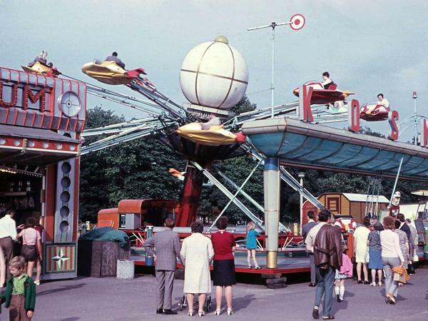 Auf der Kosmos-Bahn kreisten die Besucher auf Raketen um einen Planeten.