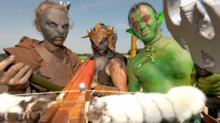Orks auf dem Weg ins Stadion.