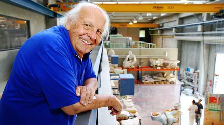 Hermann Noack Senior auf der Galerie in der Werkstatt seiner Gießerei.