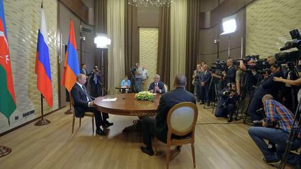 Russlands Präsident Wladimir Putin (links), Armeniens Staatschef Sersh Sargsjan (Mitte) und dessen aserbaidschanischer Amtskollege Ilham Alijew bei ihrem Teffen in Sotschi. 