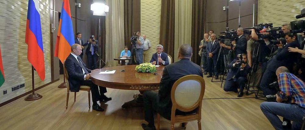 Russlands Präsident Wladimir Putin (links), Armeniens Staatschef Sersh Sargsjan (Mitte) und dessen aserbaidschanischer Amtskollege Ilham Alijew bei ihrem Teffen in Sotschi. 
