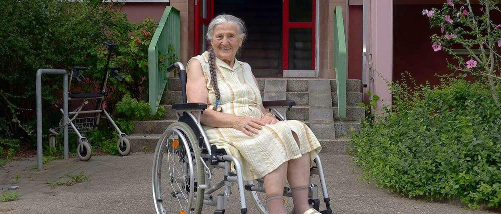 Iris Melm vor dem Eingang zu ihrem Wohnhaus in Marzahn.