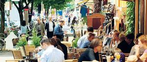 Auch schön grün. Blick in die Bergmannstraße in Berlin-Kreuzberg, wo ein entspannter Cafébesuch oder der allfällige Einkaufsbummel durch die unterschiedlichsten Geschäfte möglich ist. 