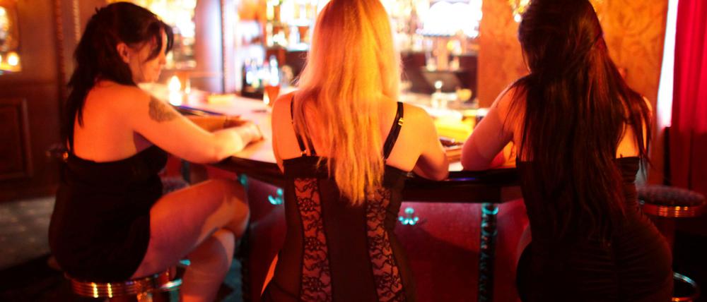 Prostituierte an der Bar eines Bordells