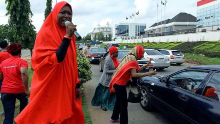 Seit Mitte April gehen in Abuja fast täglich Frauen auf die Straße, um an das Schicksal der noch immer 211 Mädchen zu erinnern, die von Boko Haram aus ihrer Schule in Chibok im Nordosten Nigerias verschleppt worden sind. Die Bewegung #BringBackOurGirls ist von der Regierung kriminalisiert worden, ihre Demonstrationen werden verboten, und einige der Frauen wurden zeitweise verhaftet.