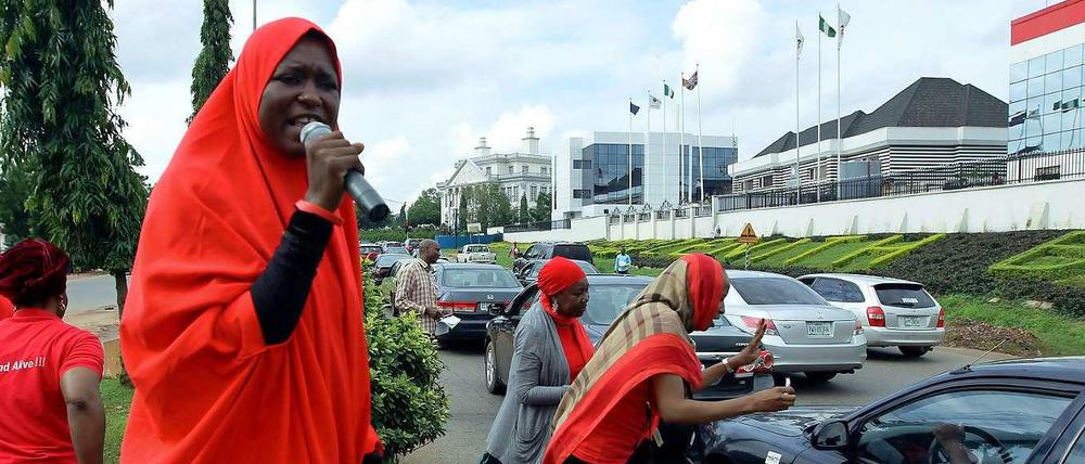 Seit Mitte April gehen in Abuja fast täglich Frauen auf die Straße, um an das Schicksal der noch immer 211 Mädchen zu erinnern, die von Boko Haram aus ihrer Schule in Chibok im Nordosten Nigerias verschleppt worden sind. Die Bewegung #BringBackOurGirls ist von der Regierung kriminalisiert worden, ihre Demonstrationen werden verboten, und einige der Frauen wurden zeitweise verhaftet. 