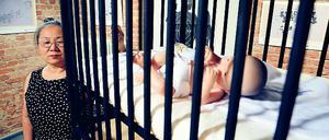 Das Exponat, neben dem die Künstlerin Sooki Koeppel zu sehen ist, repräsentiert das vergitterte Babybett, in dem der heutige Menschenrechtsaktivist Shin Dong-hyuk einst als Kind lag. Er war im Straflager zur Welt gekommen, 20 Jahre später gelang ihm die Flucht.