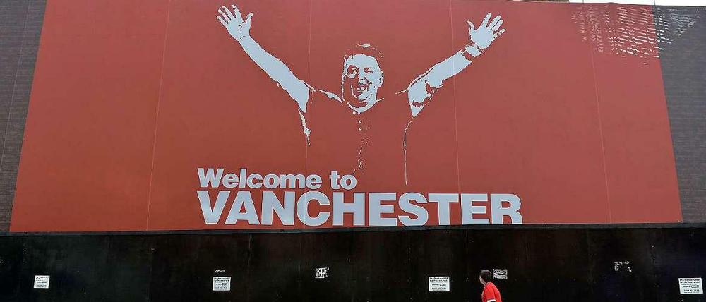 Der Star ist der Trainer: Ein Plakat in Manchester heißt den neuen Coach Louis van Gaal Willkommen.