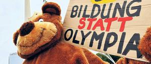Da schimpft der Bär - dickfellige Olympia-Gegner am Roten Rathaus. Bei den Plakatmotiven greifen sie auf Historisches zurück. 