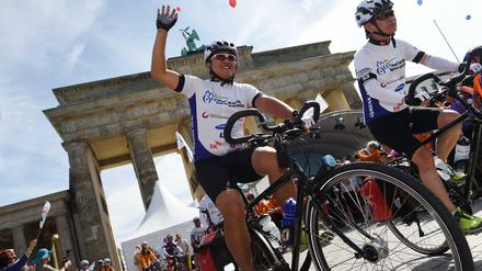 Zwei Städte, ein Traum: Am Brandenburger Tor begann am Mittwoch eine Radtour in Richtung Korea, um für die Wiedervereinigung des Landes zu werben.