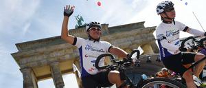 Zwei Städte, ein Traum: Am Brandenburger Tor begann am Mittwoch eine Radtour in Richtung Korea, um für die Wiedervereinigung des Landes zu werben.