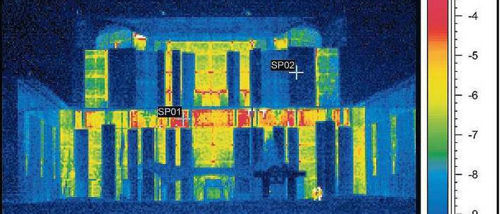 Nachsitzen. Das Kanzleramt ist zwar ein Neubau. Doch die roten Punkte zeigen an, wo das Gebäude Wärme verliert. Greenpeace machte das Wärmebildfoto 2005.