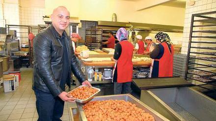 Ertan Saydam fertigt türkisches Feingebäck.