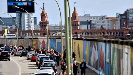 Die East Side Gallery in Berlin zieht Touristen aus aller Welt an.