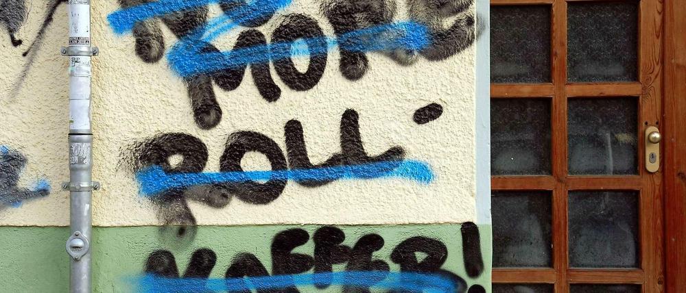 Durchgestrichenes Graffiti gegen Gentrifizierung und Tourismus in Berlin, "No More Rollkoffer". Gesehen im Schillerkiez in Neukölln.