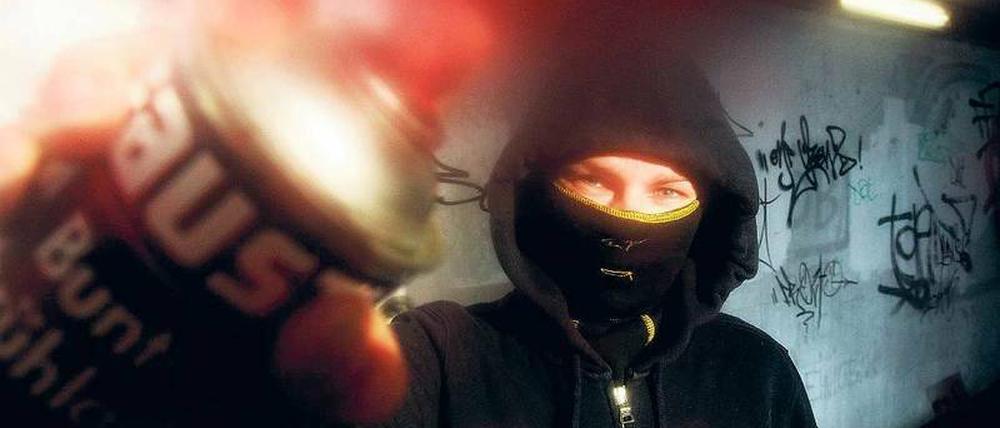 Graffiti-Sprüher verursachen nach wie vor Schäden in Millionenhöhe – aber in der Vergangenheit waren die Beschädigungen noch zahlreicher.