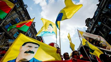 Kurden demonstrieren vor wenigen Tagen bundesweit gegen islamistischen Terror. Dabei wurden auch Bilder des in der Türkei inhaftierten PKK-Chefs Abdullah Öcalan gezeigt.