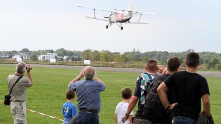 Knatter, Knatter. Die alten Maschinen fliegen relativ dicht über die neuen Häuser, die auf dem Flugplatz entstanden sind (ganz links im Bild zu sehen).