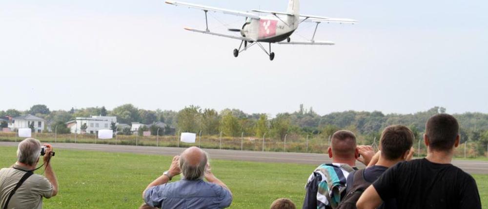 Knatter, Knatter. Die alten Maschinen fliegen relativ dicht über die neuen Häuser, die auf dem Flugplatz entstanden sind (ganz links im Bild zu sehen).