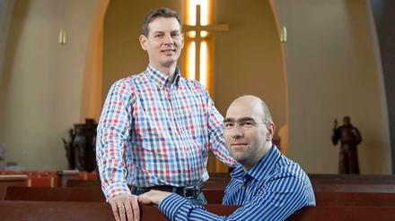 Die Kirche, ihr Halt: Jörg Zabka (sitzend) und Alexander Brodt-Zabka sind sozusagen das Pfarrerpaar in Lichterfelde. Zabka hat die Pfarrstelle in der evangelischen Gemeinde. Als klar war, dass er einen Mann heiraten wollte, war das erst ein Problem.