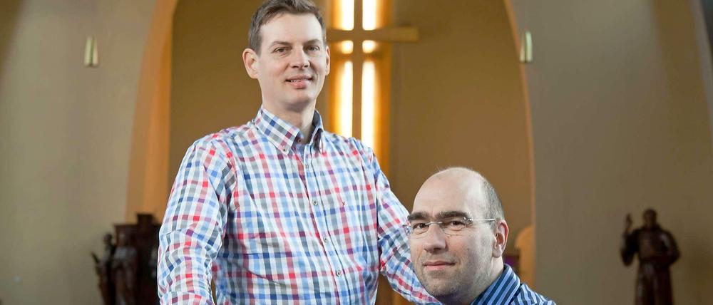 Die Kirche, ihr Halt: Jörg Zabka (sitzend) und Alexander Brodt-Zabka sind sozusagen das Pfarrerpaar in Lichterfelde. Zabka hat die Pfarrstelle in der evangelischen Gemeinde. Als klar war, dass er einen Mann heiraten wollte, war das erst ein Problem.