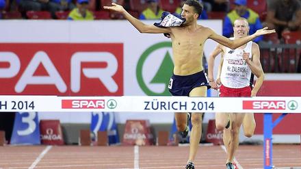 Trikot im Mund, Medaille futsch: Mahiedine Mekhissi-Benabbad.