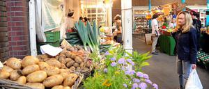 Regionaler Anbau, saisonales Obst und Gemüse: In der Eisenbahnmarkthalle legen die Händler auf Qualität wert. 