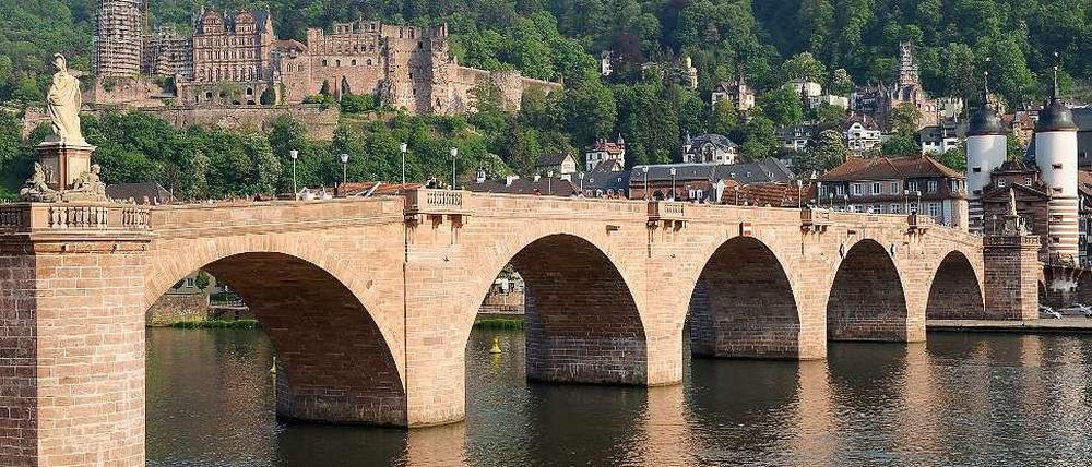 Eine Stadt wie aus dem Bilderbuch: Die Heidelberger Karl-Theodor-Brücke (Alte Brücke) mit dem Schloss und der Altstadt im Hintergrund in Heidelberg. 