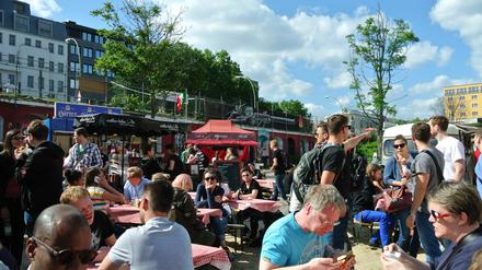 Nett sitzen, lecker essen. Auf dem Gelände Urban Spree an der Warschauer Straße gibt es an diesem Wochenende viele kleine Köstlichkeiten zu entdecken.