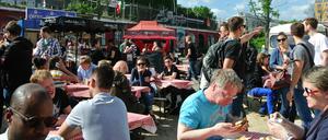 Nett sitzen, lecker essen. Auf dem Gelände Urban Spree an der Warschauer Straße gibt es an diesem Wochenende viele kleine Köstlichkeiten zu entdecken.